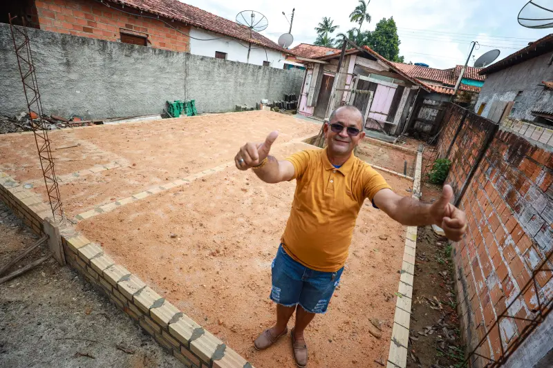 Ruidinaldo da Silva Ribeiro, no terreno onde vai ser construída sua casa <div class='credito_fotos'>Foto: Marcelo Lelis / Ag. Pará &nbsp;&nbsp;|&nbsp;&nbsp; <a href='/midias/2025/originais/20250808104500-GF00024409-F00428599.jpg' download><i class='fa-solid fa-download'></i> Download</a></div>