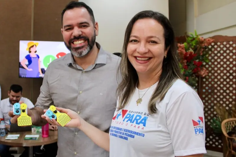 Jamir Macedo , diretor-geral da ADEPARÁ , e Barbra Lopes, gerrente de cadastro e rastreabilidade