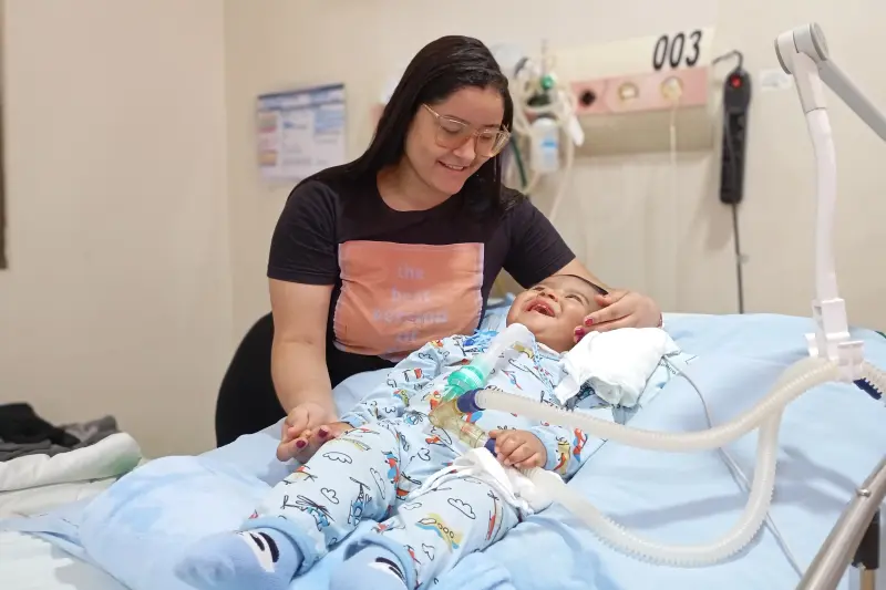 oão Miguel ganha abre o sorrisão depois do passeio no jardim 