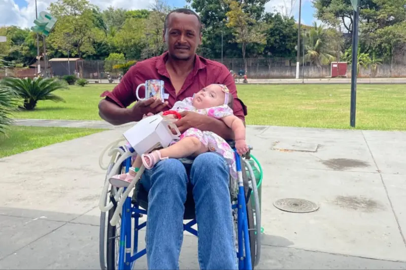 É a primeira vez que Paulo tem a filha no colo fora do hospital 