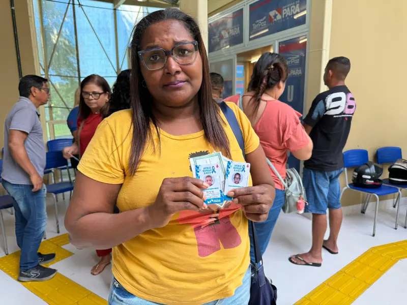 Maria Ramos, foi receber as carteirinhas di filho e sobrinho