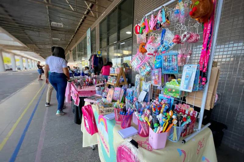 Feira no HRAS expõe peças únicas em crochê, bordados, decoração e outros itens