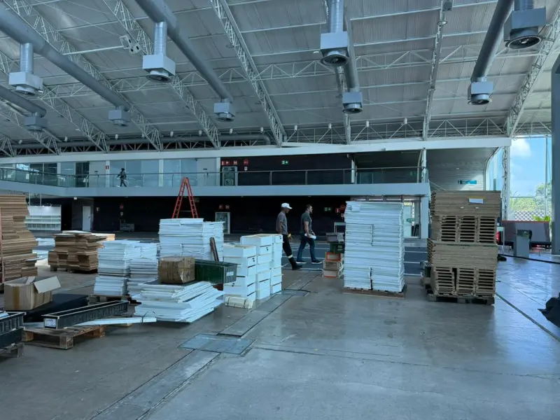 Montagem da Feira do Livro no Hangar