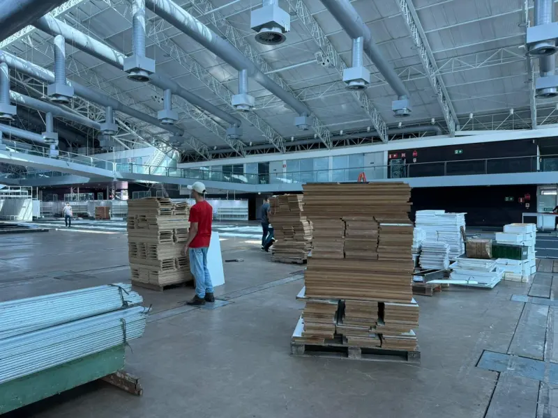 Montagem da Feira do Livro no Hangar