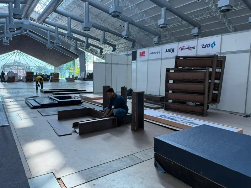 Montagem da Feira do Livro no Hangar