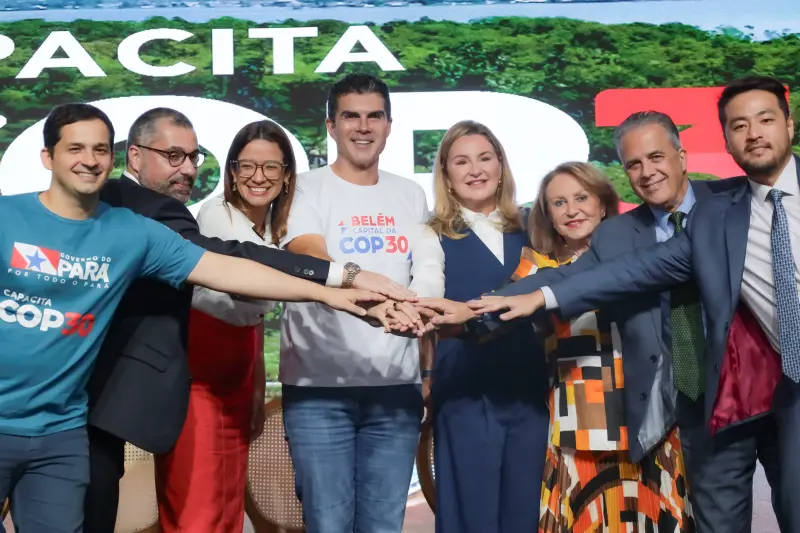 Governador e comitiva de autoridades em entrega de certificados a beneficiados do Capacita 30