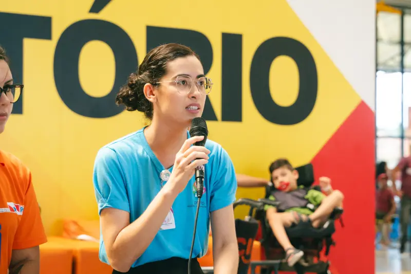 Enfermeira Mariana Sasaki orienta mães e gestantes sobre benefícios e técnicas para o aleitamento materno.