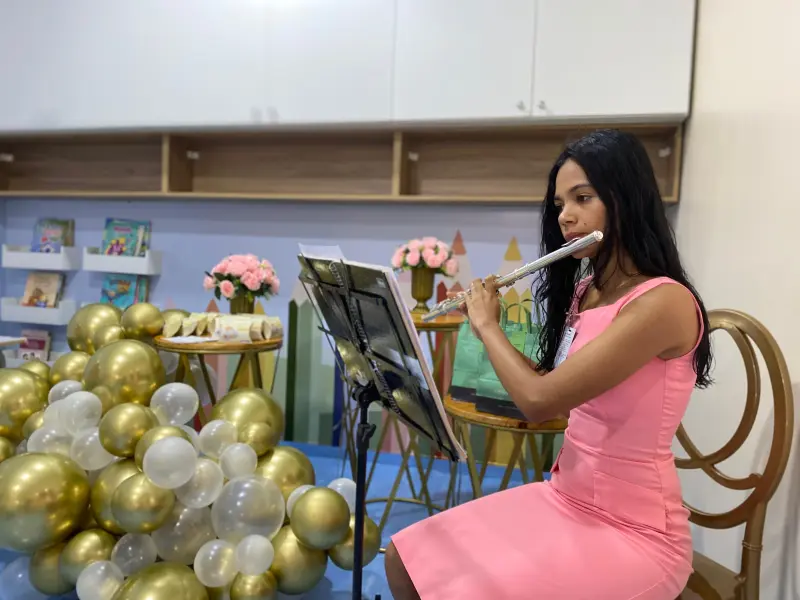 O encontro começou com uma breve ambientação musical, realizada por uma voluntária do grupo