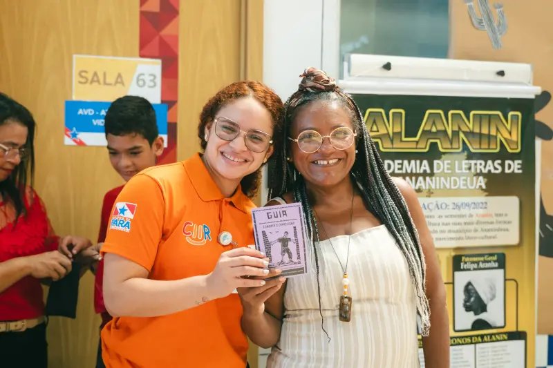 Durante o evento, a colaboradora Gessica Pimentel sorteada por uma das obras do acervo apresentado ao público. 