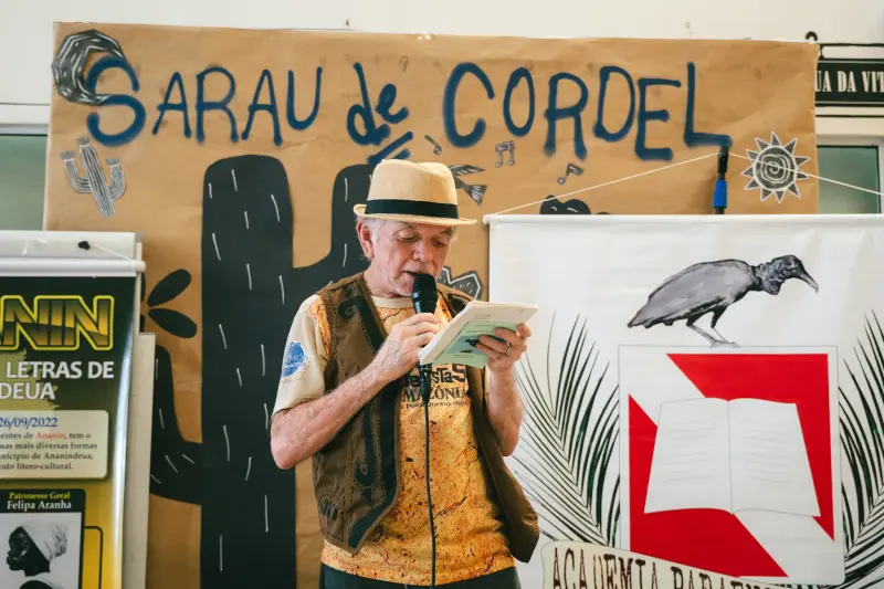 O cordelista Ubiraci Conceição durante sua participação no “Sarau de Cordel” no CIIR. 