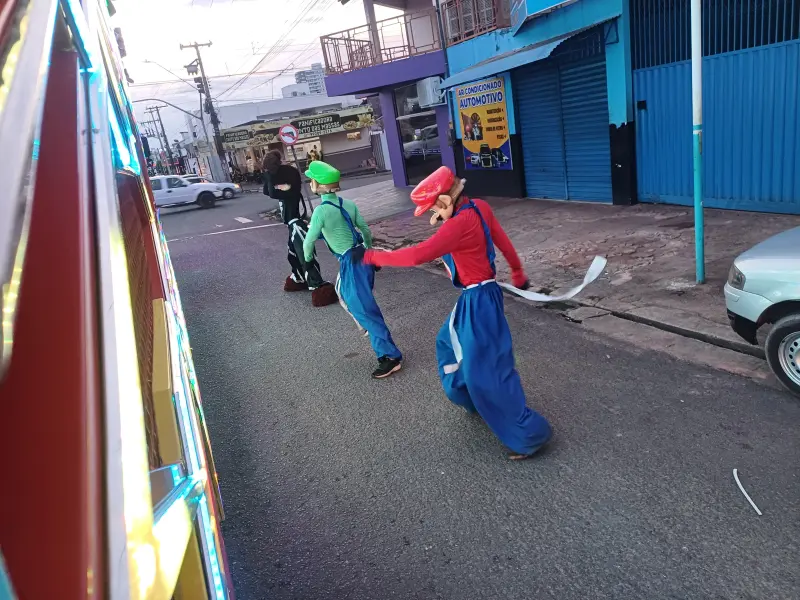 Personagens animaram passeio com danças e acrobacia 