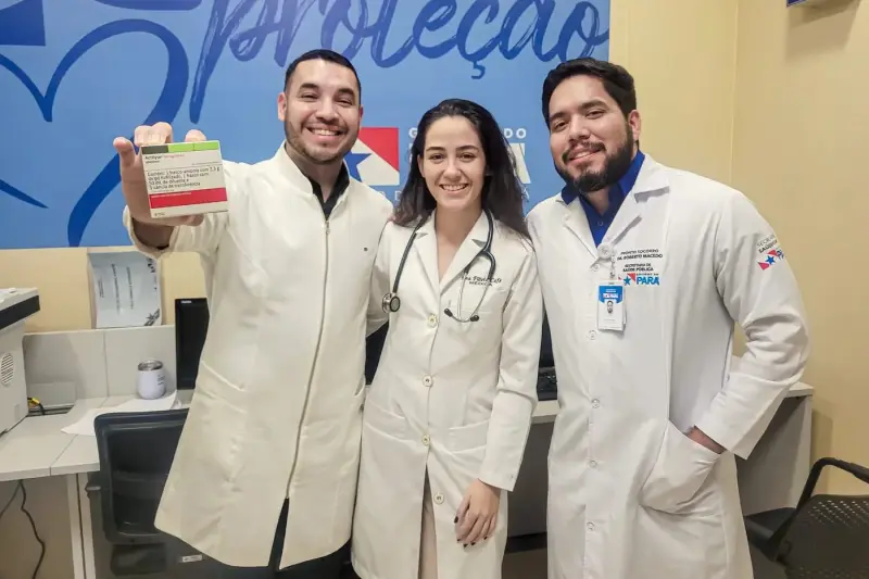 Coordenador do Pronto Atendimento do PSRM, Anderson Silva mostra medicação disponível somente no PSRM para tratamento de AVC