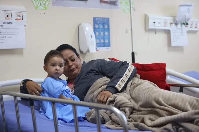 Ana Cláudia Ferreira Gomes e Cairo Kevito Ferreira (criança)