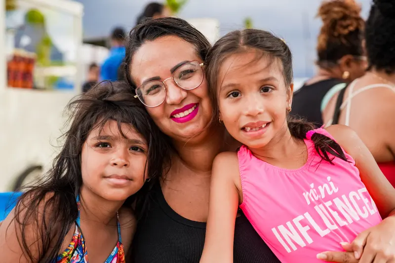 Alessandra carvalha e suas filhas <div class='credito_fotos'>Foto: Raphael Luz / Ag. Pará &nbsp;&nbsp;|&nbsp;&nbsp; <a href='/midias/2025/originais/20250817181424-GF00024504-F00431566.jpg' download><i class='fa-solid fa-download'></i> Download</a></div>