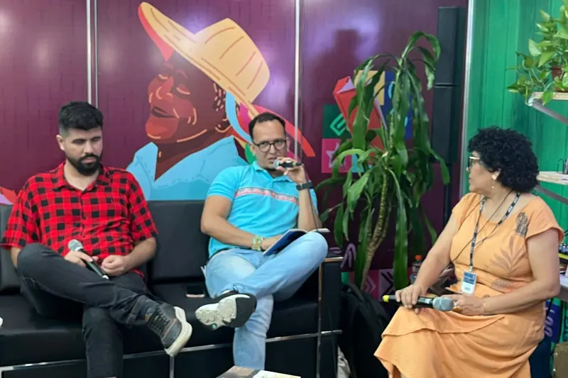 O marajoara Marcos Samuel conduziu debate sobre a riqueza literária do arquipélago 