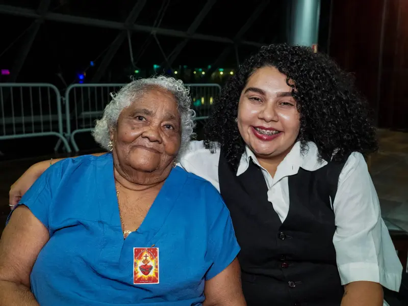 Isabelle Feio (acompanhada da avó)