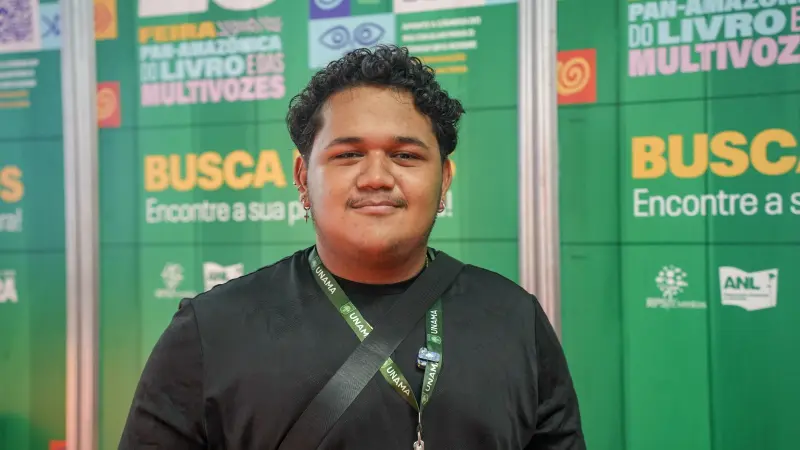 Clebson Ribeiro, 20 anos - aluno da turma de pedagogia Unama Ananindeua - 1° vez na Feira do Livro <div class='credito_fotos'>Foto: Raphael Luz / Agência Pará &nbsp;&nbsp;|&nbsp;&nbsp; <a href='/midias/2025/originais/20250818134356-GF00024513-F00432041.jpg' download><i class='fa-solid fa-download'></i> Download</a></div>