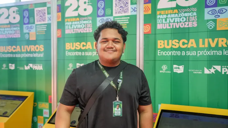 Clebson Ribeiro, 20 anos - aluno da turma de pedagogia Unama Ananindeua - 1° vez na Feira do Livro <div class='credito_fotos'>Foto: Raphael Luz / Agência Pará &nbsp;&nbsp;|&nbsp;&nbsp; <a href='/midias/2025/originais/20250818134358-GF00024513-F00432042.jpg' download><i class='fa-solid fa-download'></i> Download</a></div>