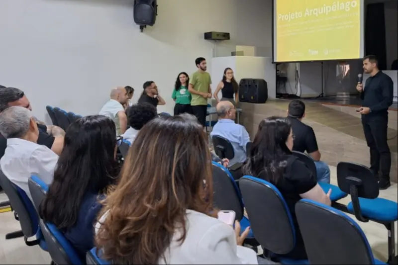 Alunos de medicina expondo sobre a participação no projeto Arquipélago Marajó