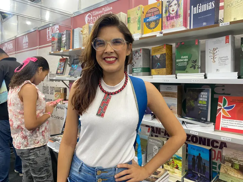 A professora e pesquisadora Loana Oliveira visitou o estande da IOE e ressaltou a valorização dos autores paraenses e das temáticas regionais.