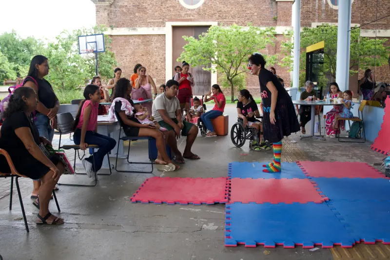 Magia da palhaçaria encantou usuários, acompanhantes e profissionais. 