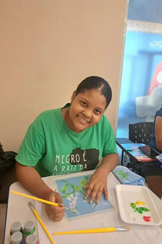 Juliana Silva, 20 anos, aproveita o curso para aprender com a artista Celeste Heitmann