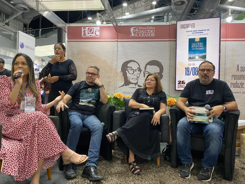 Mesa de abertura do lançamento da nova edição de Chove nos Campos de Cachoeira, de Dalcídio Jurandir, no estande da Ioepa