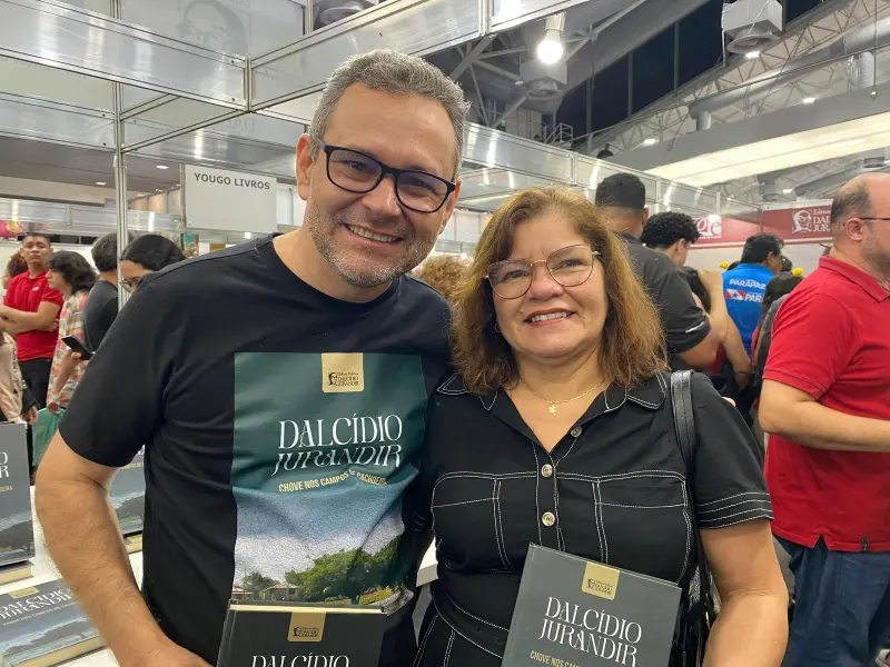 O presidente da Ioepa, Jorge Panzera, ao lado da revisora de Chove nos Campos de Cachoeira, durante o lançamento da nova edição da obra