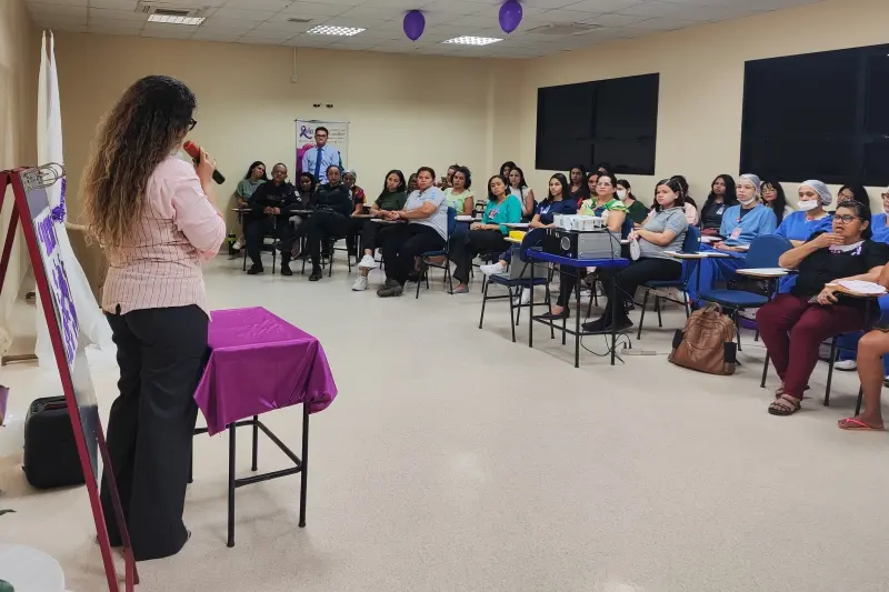 Delegada da mulher falando sobre a Lei Maria da Penha