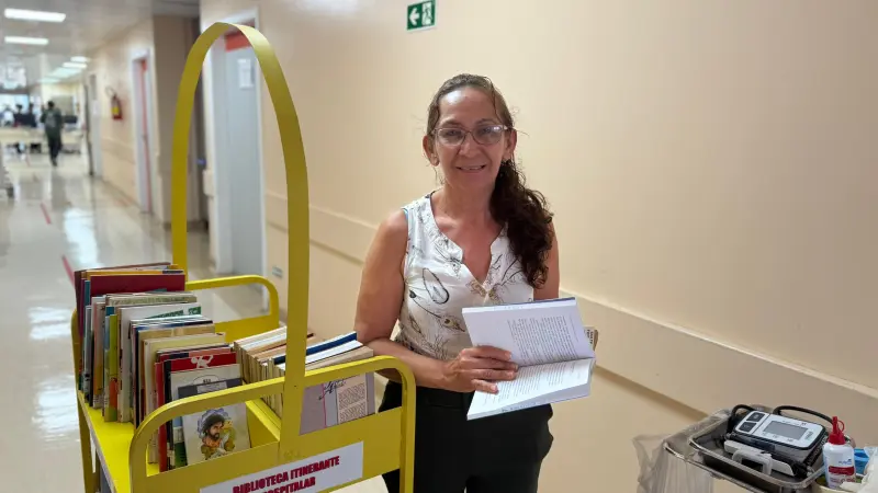 Maria de Fátima Vieira aproveitou para ler um livro e, assim, passar mais rápido o tempo da internação do esposo