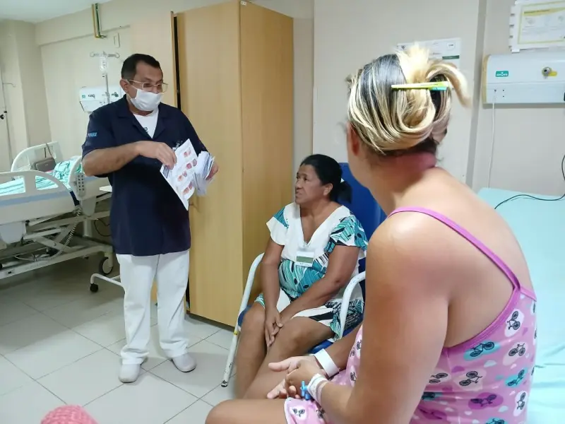 Pacientes recebendo orientação sobre LPP