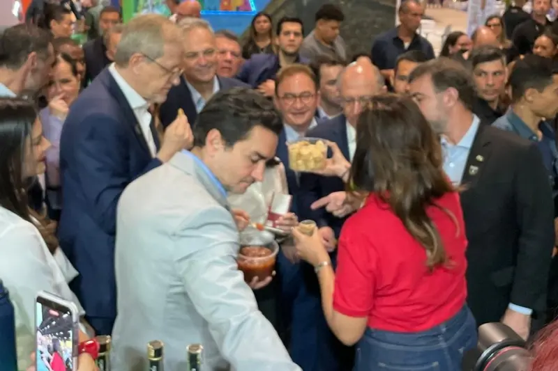 Vice-presidente Alckmin e ministro Celso Sabino no estande do Pará