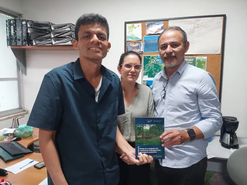 A equipe da Coordenadoria de Pesca mostra a cartilha que orienta os tiradores de caranguejo sobre o transporte adequado.