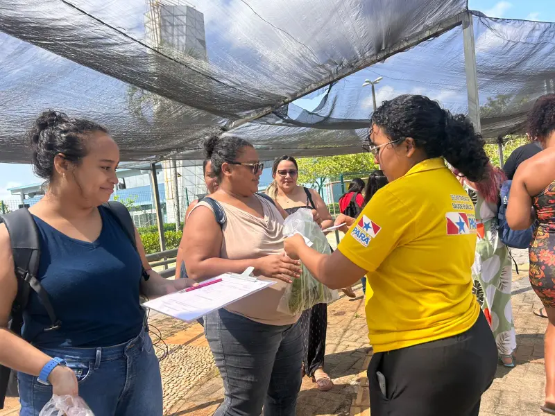 Denise Morais colaborou na entrega de hortaliças aos usuários e acompanhantes durante a Semana Sustentável