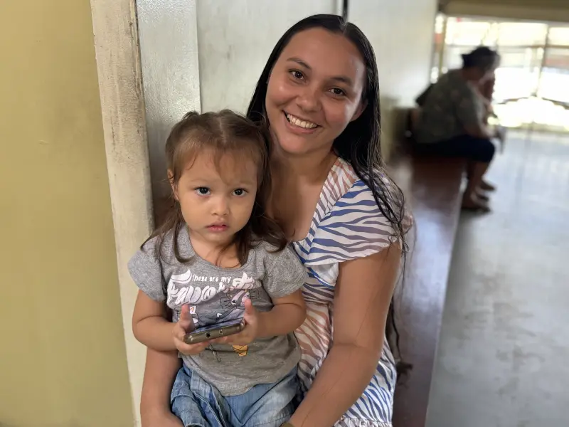 Elana Pinheiro Marques de Amorim com a filha foram em busca de consulta médica 