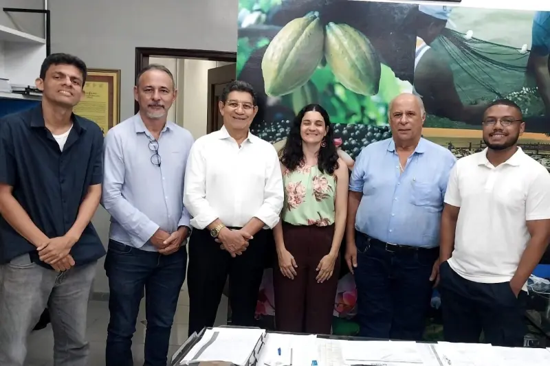Equipes da Sedap e do Instituto Mamirauá firmaram um Termo de Cooperação que estabelece a realização conjunta de ações, como a feira do caranguejo, para beneficiar os trabalhadores. 