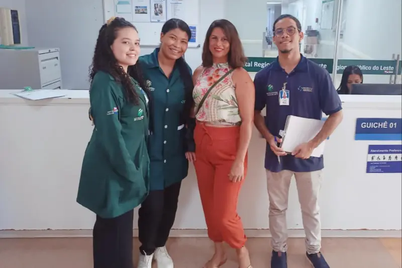 Usuária Eliene de Jesus Oliveira e profissionais do Regional do Leste