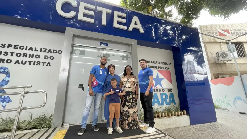 O neuropsicopedagogo Jean Torres, a terapeuta Lizandra Batista, o usuário Lucca acompanhado da avó Waldete e o psicólogo João Oliveira, profissionais homenageados por meio do Projeto Elogiados