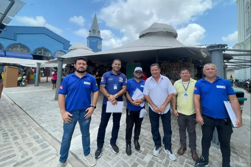 Manoel Rendeiro (ao centro de camisa branca) e equipe da DFM escutam os feirantes para  avaliação e levantamento de sugestões