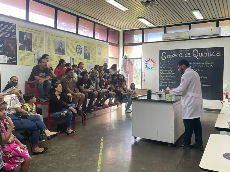 No CCPPA, Bruno Santos desenvolveu contato com o público e realizou suas primeiras apresentações, aprendendo a abordar a Química de forma mais direta e contextualizada.