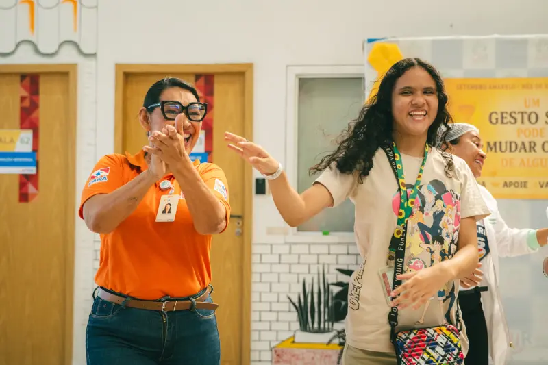 A psicopedagoga Syrlanda Monteiro interagiu com os usuários durante apresentação de carimbó promovido pelo coral Vocalize
