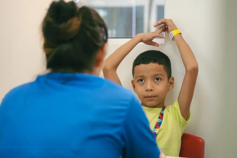 Nicolas Rocha, de 09 anos, durante atendimento no CIIR