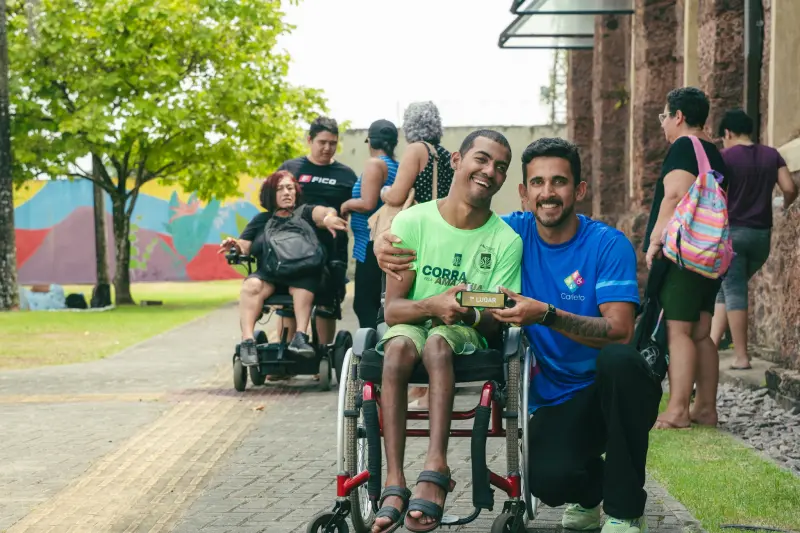 Felipe e João celebram a conquista que orgulha o usuário e toda a equipe multiprofissional do CIIR
