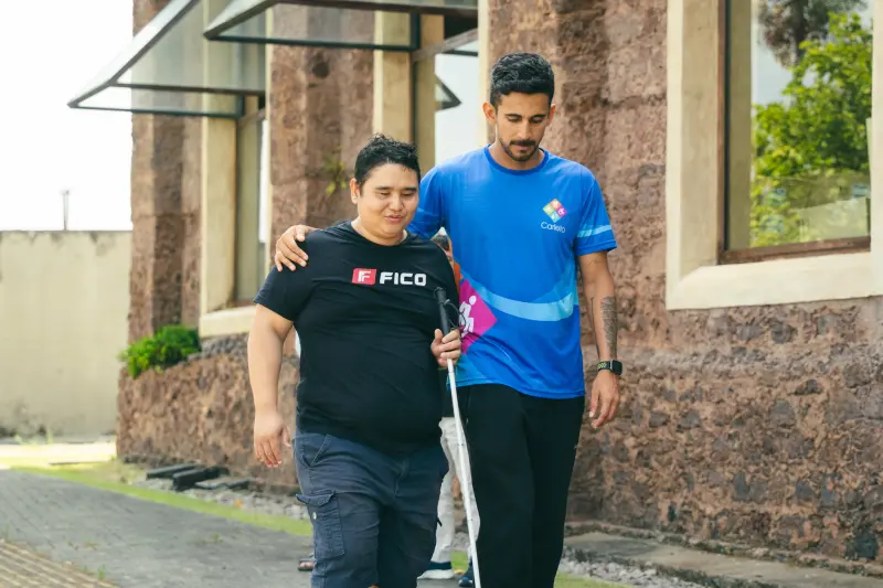 Kassio e João mostram que as atividades do CIIR fortalecem a inclusão e a autonomia do usuário cego