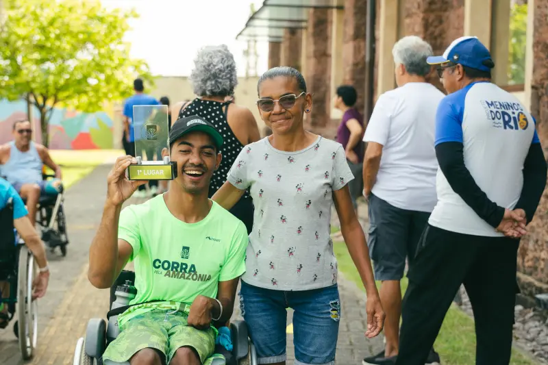 Margareth celebra vitória de Felipe, usuário com paralisia cerebral, 1º lugar na primeira Meia Maratona da Amazônia, realizada em Belém