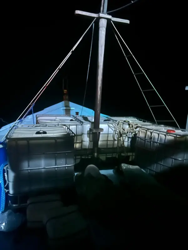 A frente da embarcação que transportava os 120 tabletes de cocaína apreendidos em operação policial em Salinópolis