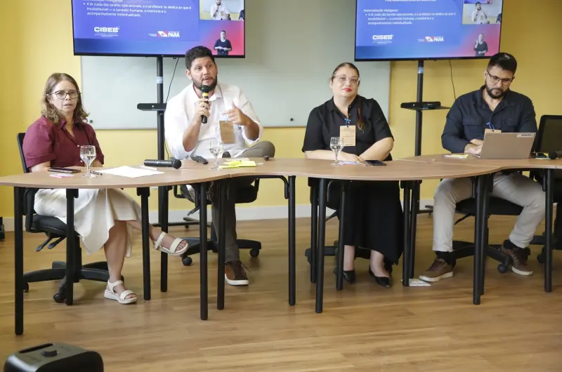 Professor Rafael Herdy palestrando sobre IA generativa, cultura maker e aprendizagem criativa