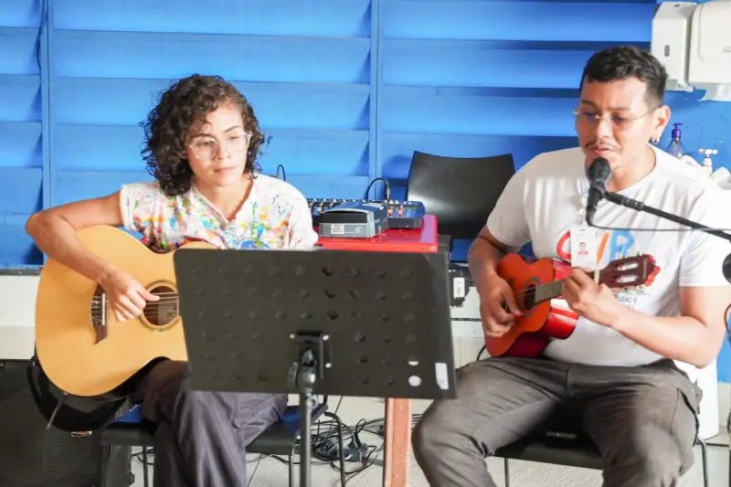 Marcos Mendonça, professor de Música do CIIR, conduziu o “Vô com Samba” ao lado dos demais profissionais do Centro