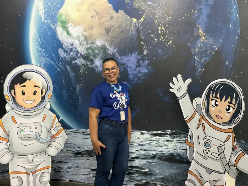 Agente administrativa Ulla Vasconcelos atua há 17 anos no Planetário e compartilha sua gratidão por compor a equipe de servidores do espaço
