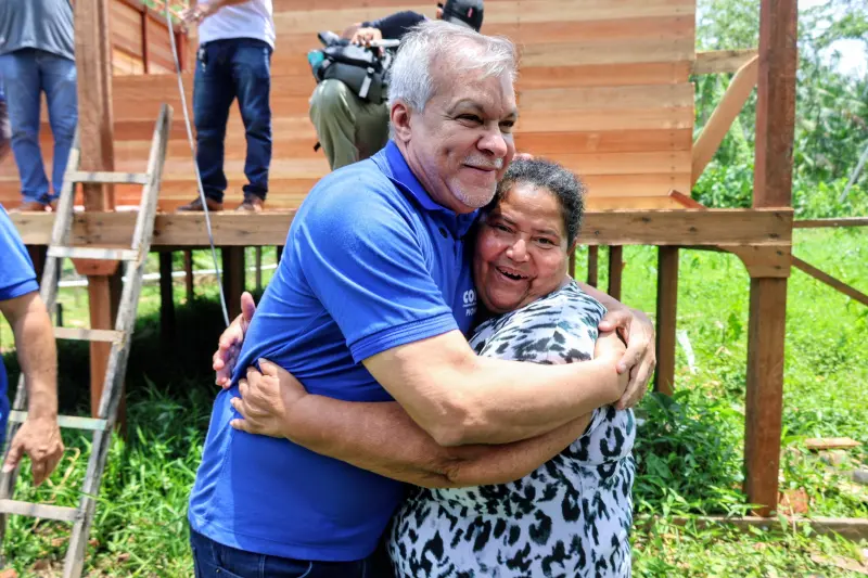 Angela Maria dos Santos, prima moradora a receber o benefício <div class='credito_fotos'>Foto: Bruno Cecim / Ag.Pará &nbsp;&nbsp;|&nbsp;&nbsp; <a href='/midias/2025/originais/20251001132029-GF00025024-F00449867.jpg' download><i class='fa-solid fa-download'></i> Download</a></div>
